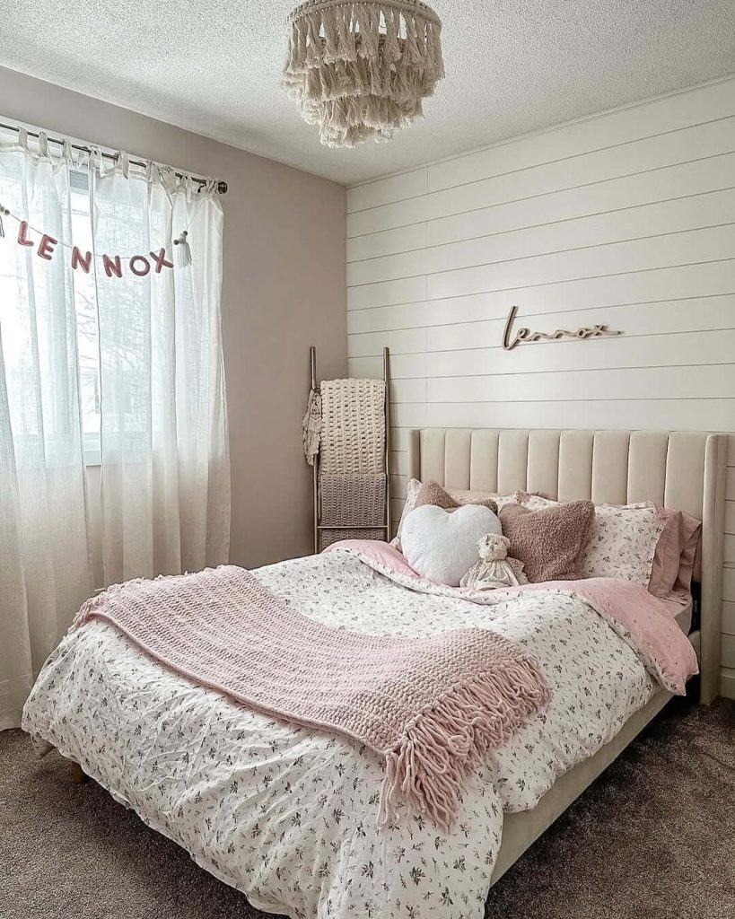 girls room with her name sign