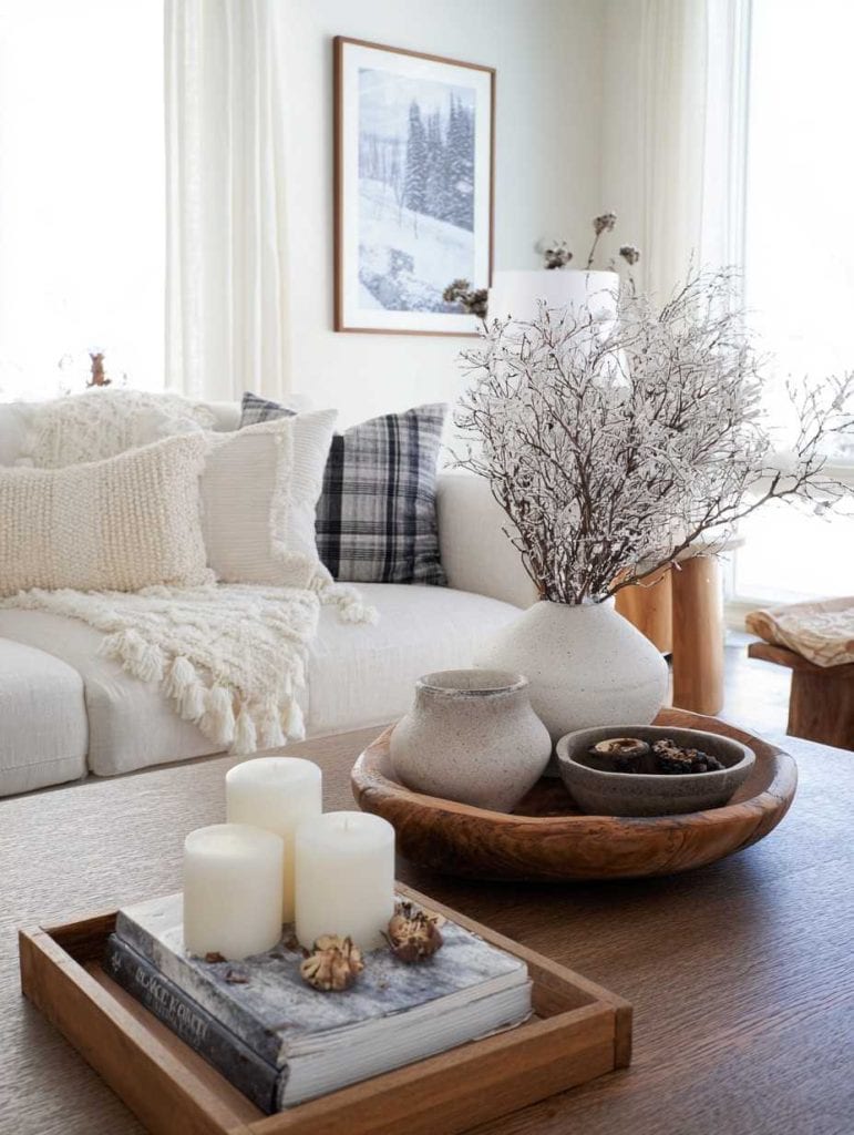 beautiful_winter_living_room_decor_with_wood_decor